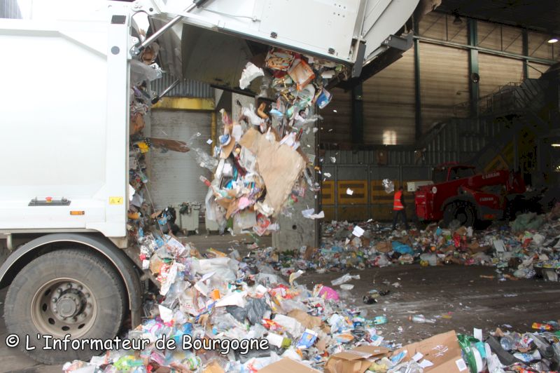 En France, chaque personne produit sur son lieu de travail entre 120 kg et  150 kg de déchets par an. 70% à 85% de ces déchets sont constitués de  papiers et de