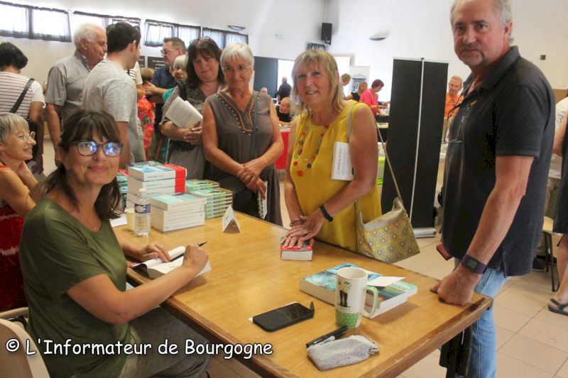 Communauté de Communes entre Arroux Loire et Somme - Interview > Valérie  Perrin 📖 Valérie Perrin, autrice renommée originaire de Gueugnon, a  accordé une interview à la Communauté de communes à découvrir