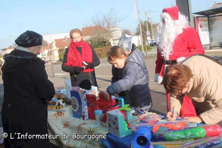 Saint Vallier Un Père Noël Très Généreux Avec Les Enfants Linformateur De Bourgogne 2118